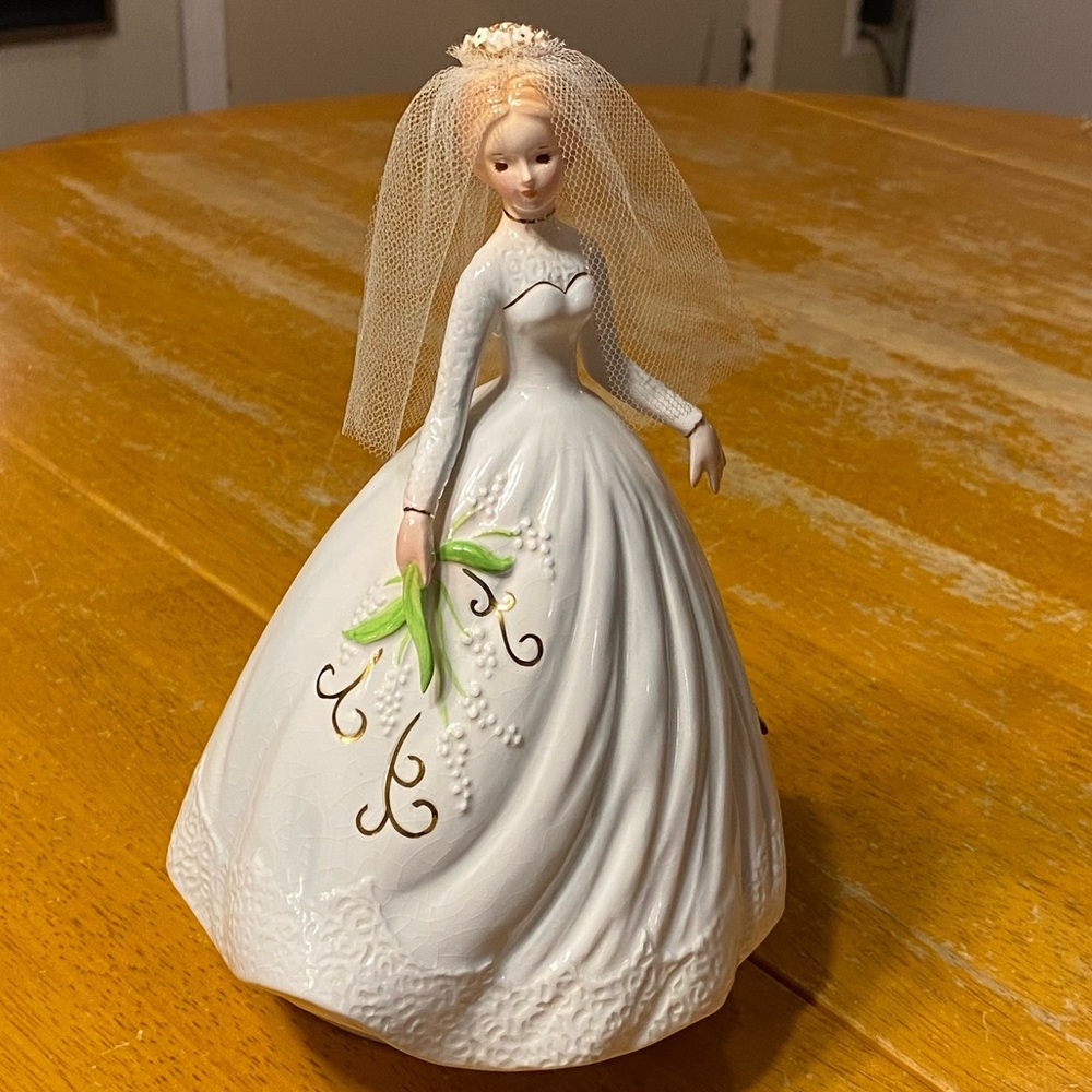 Vintage Josef Bride Music Box Beautiful Figurine Plays Bridal March. Calla Lily